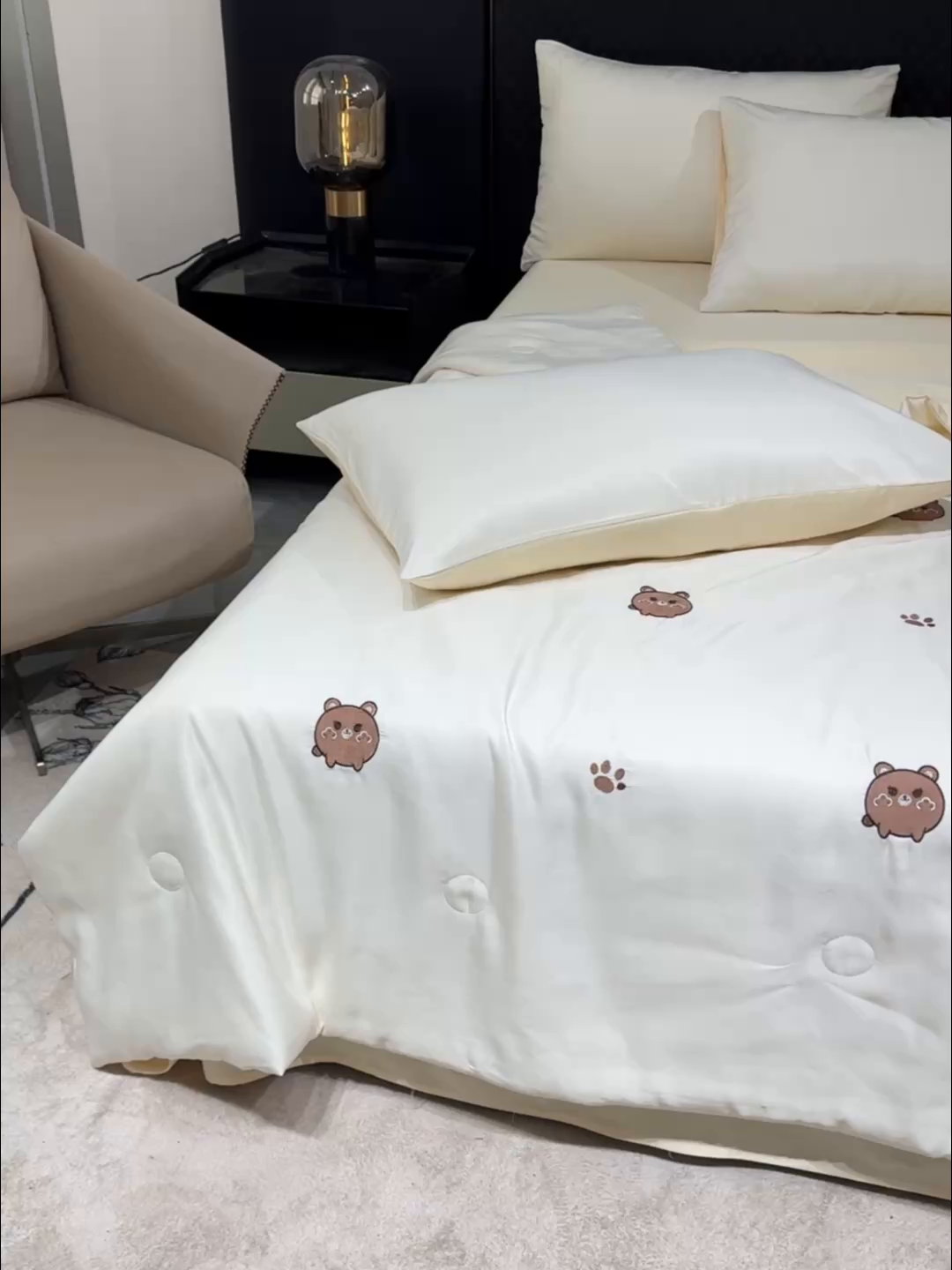 91家纺网 家纺一手货源 找家纺 憨豆家纺 2026新款刺绣水洗冰丝夏被四件套星球水洗真丝夏凉被（含抗菌棉）跨境外贸床笠款空 小熊-奶白黄