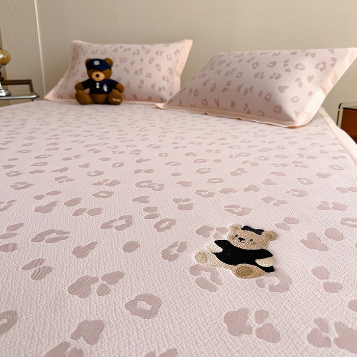 91家纺网 家纺一手货源 找家纺 莱家富 2026A类母婴级凉感冰豆豆小熊刺绣凉感值过0.21冰丝席凉席席子-床席款 小熊豹豹-粉