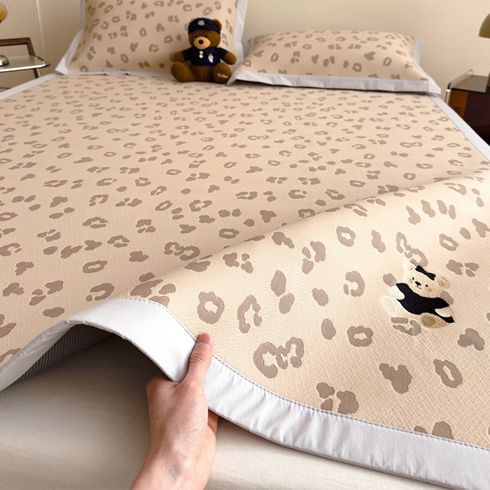 91家纺网 家纺一手货源 找家纺 莱家富 2026A类母婴级凉感冰豆豆小熊刺绣凉感值过0.21冰丝席凉席席子-床席款 小熊豹豹-咖