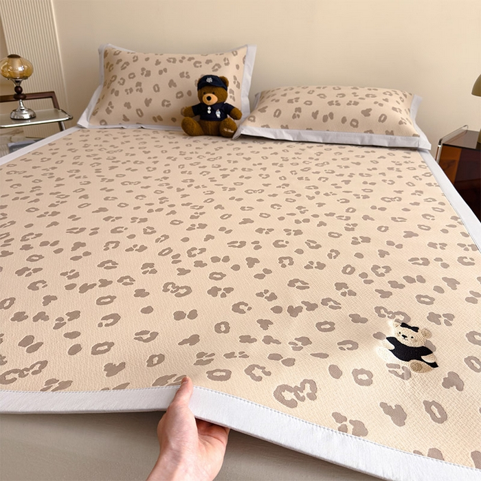 91家纺网 家纺一手货源 找家纺 莱家富 2026A类母婴级凉感冰豆豆小熊刺绣凉感值过0.21冰丝席凉席席子-床席款 小熊豹豹-咖