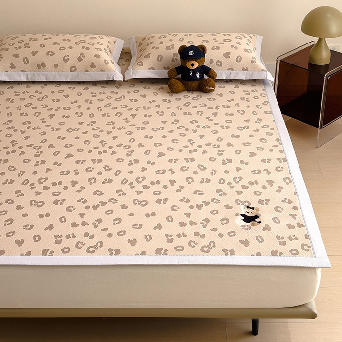 91家纺网 家纺一手货源 找家纺 莱家富 2026A类母婴级凉感冰豆豆小熊刺绣凉感值过0.21冰丝席凉席席子-床席款 小熊豹豹-咖