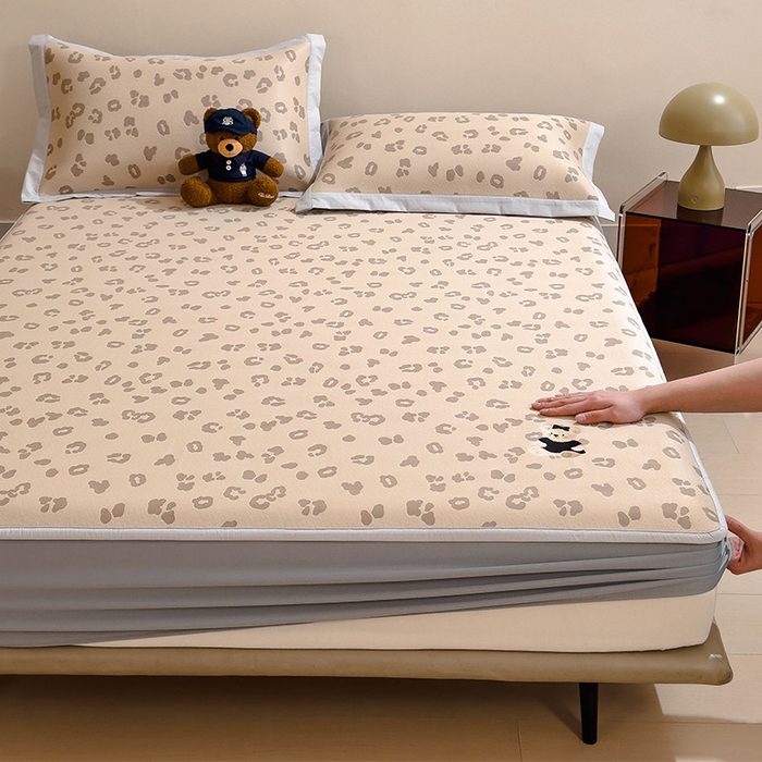 91家纺网 家纺一手货源 找家纺 莱家富 2026A类母婴级凉感冰豆豆小熊刺绣凉感值过0.21冰丝席凉席席子-床席款 小熊豹豹-咖