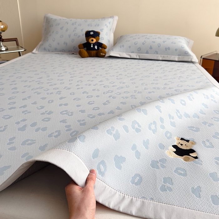 91家纺网 家纺一手货源 找家纺 莱家富 2026A类母婴级凉感冰豆豆小熊刺绣凉感值过0.21冰丝席凉席席子-床席款 小熊豹豹-蓝