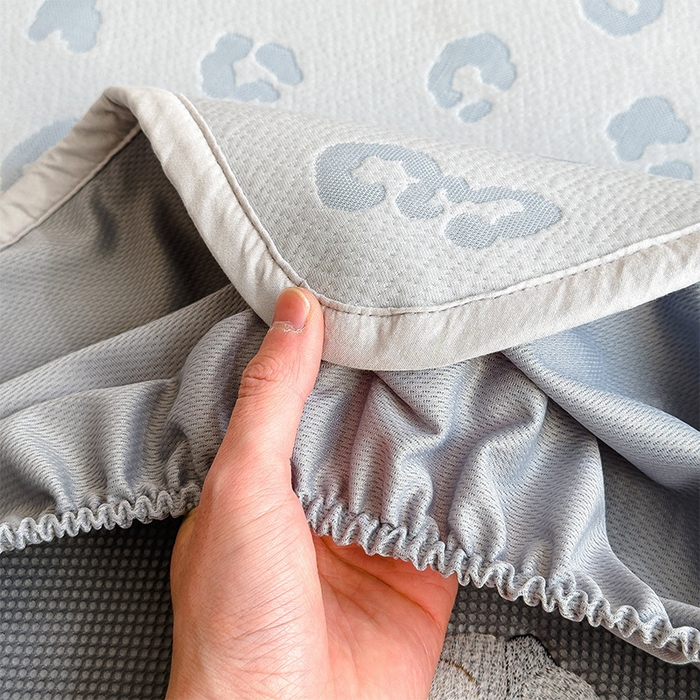 91家纺网 家纺一手货源 找家纺 莱家富 2026A类母婴级凉感冰豆豆小熊刺绣凉感值过0.21冰丝席凉席席子-床席款 小熊豹豹-蓝