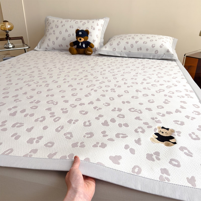 91家纺网 家纺一手货源 找家纺 莱家富 2026A类母婴级凉感冰豆豆小熊刺绣凉感值过0.21冰丝席凉席席子-床席款 小熊豹豹-浅粉