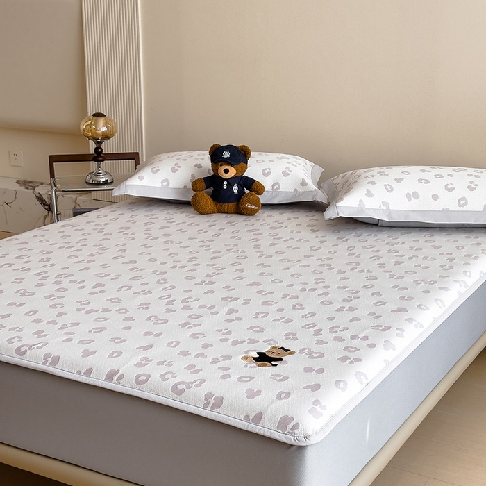 91家纺网 家纺一手货源 找家纺 莱家富 2026A类母婴级凉感冰豆豆小熊刺绣凉感值过0.21冰丝席凉席席子-床席款 小熊豹豹-浅粉