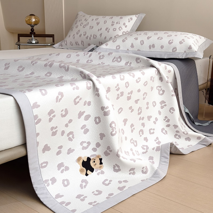 91家纺网 家纺一手货源 找家纺 莱家富 2026A类母婴级凉感冰豆豆小熊刺绣凉感值过0.21冰丝席凉席席子-床席款 小熊豹豹-浅粉