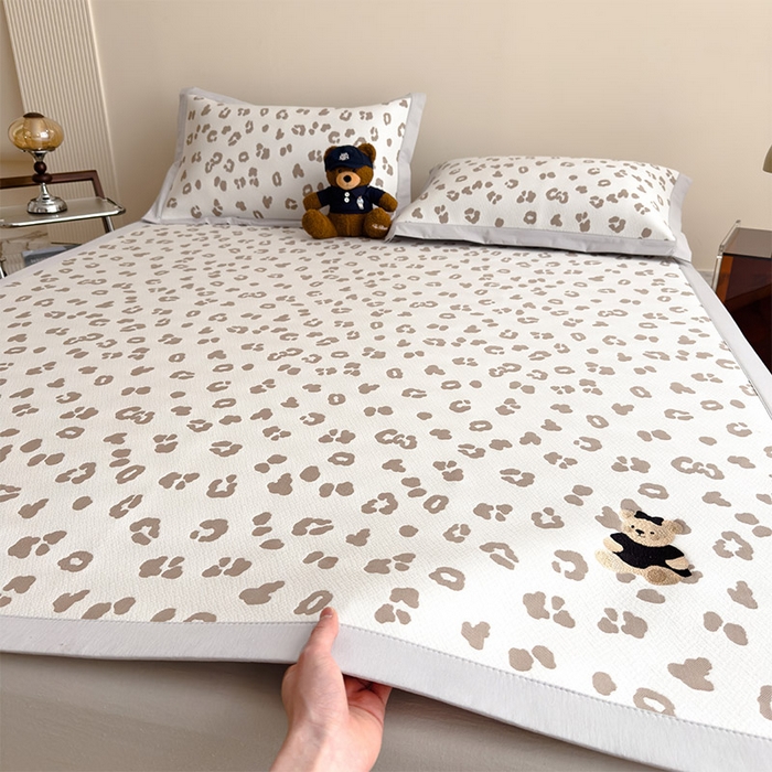 91家纺网 家纺一手货源 找家纺 莱家富 2026A类母婴级凉感冰豆豆小熊刺绣凉感值过0.21冰丝席凉席席子-床席款 小熊豹豹-浅咖