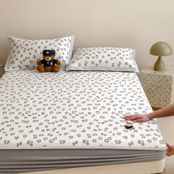 91家纺网 家纺一手货源 找家纺 莱家富 2026A类母婴级凉感冰豆豆小熊刺绣凉感值过0.21冰丝席凉席席子-床席款 小熊豹豹-浅咖