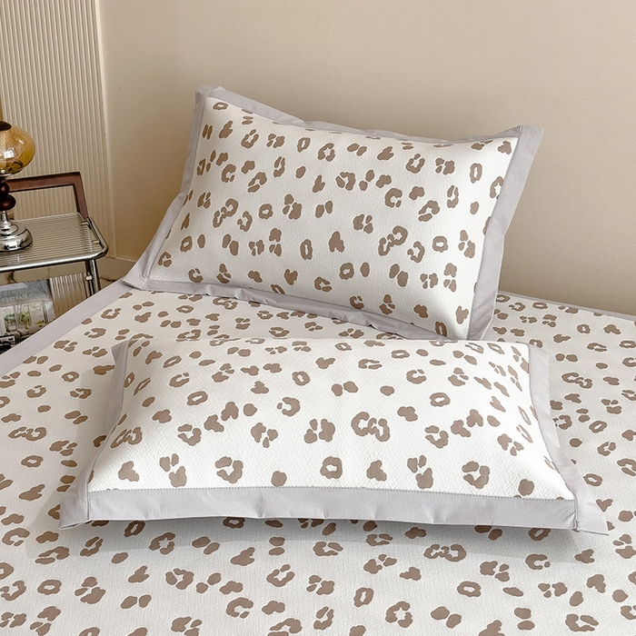 91家纺网 家纺一手货源 找家纺 莱家富 2026A类母婴级凉感冰豆豆小熊刺绣凉感值过0.21冰丝席凉席席子-床席款 小熊豹豹-浅咖