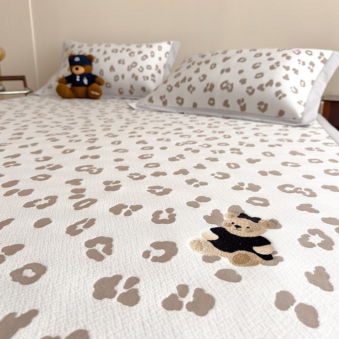 91家纺网 家纺一手货源 找家纺 莱家富 2026A类母婴级凉感冰豆豆小熊刺绣凉感值过0.21冰丝席凉席席子-床席款 小熊豹豹-浅咖