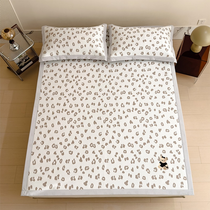 91家纺网 家纺一手货源 找家纺 莱家富 2026A类母婴级凉感冰豆豆小熊刺绣凉感值过0.21冰丝席凉席席子-床席款 小熊豹豹-浅咖