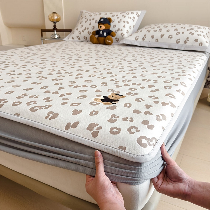 91家纺网 家纺一手货源 找家纺 莱家富 2026A类母婴级凉感冰豆豆小熊刺绣凉感值过0.21冰丝席凉席席子-床席款 小熊豹豹-浅咖