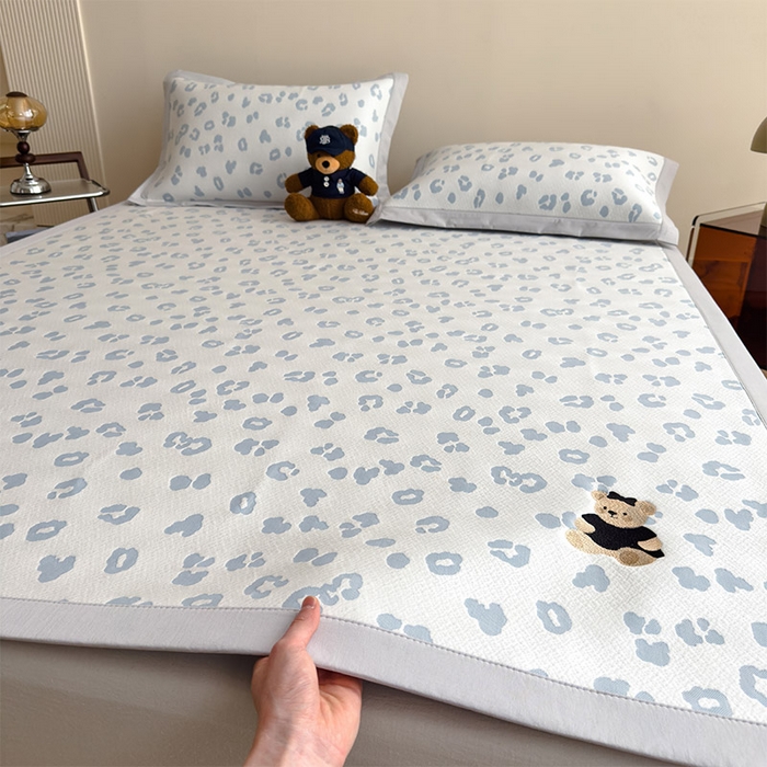 91家纺网 家纺一手货源 找家纺 莱家富 2026A类母婴级凉感冰豆豆小熊刺绣凉感值过0.21冰丝席凉席席子-床席款 小熊豹豹-浅蓝