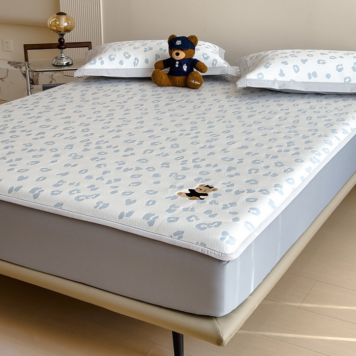 91家纺网 家纺一手货源 找家纺 莱家富 2026A类母婴级凉感冰豆豆小熊刺绣凉感值过0.21冰丝席凉席席子-床席款 小熊豹豹-浅蓝