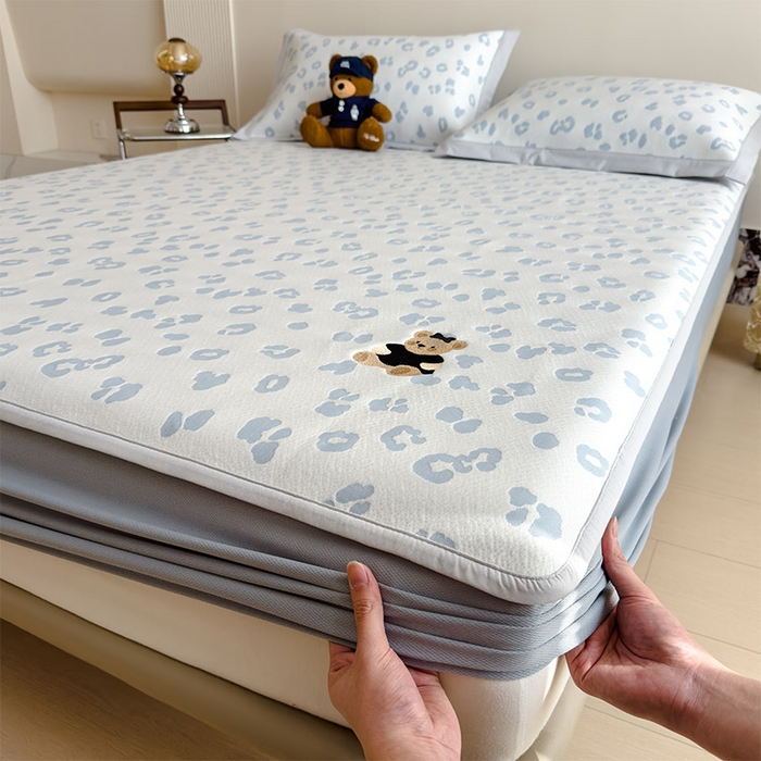 91家纺网 家纺一手货源 找家纺 莱家富 2026A类母婴级凉感冰豆豆小熊刺绣凉感值过0.21冰丝席凉席席子-床席款 小熊豹豹-浅蓝