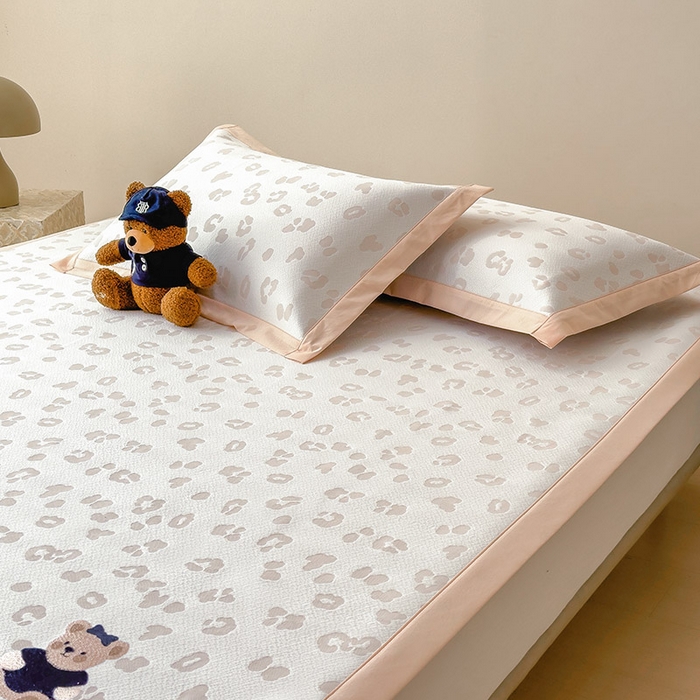 91家纺网 家纺一手货源 找家纺 莱家富 2026A类母婴级凉感冰豆豆小熊刺绣凉感值过0.21冰丝席凉席席子-床席款 小熊豹豹-玉色