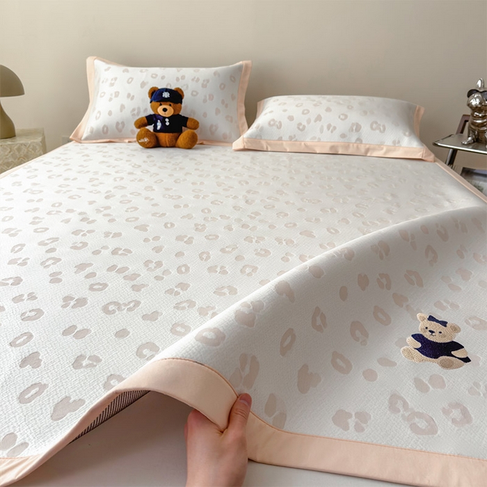 91家纺网 家纺一手货源 找家纺 莱家富 2026A类母婴级凉感冰豆豆小熊刺绣凉感值过0.21冰丝席凉席席子-床席款 小熊豹豹-玉色