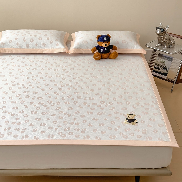 91家纺网 家纺一手货源 找家纺 莱家富 2026A类母婴级凉感冰豆豆小熊刺绣凉感值过0.21冰丝席凉席席子-床席款 小熊豹豹-玉色