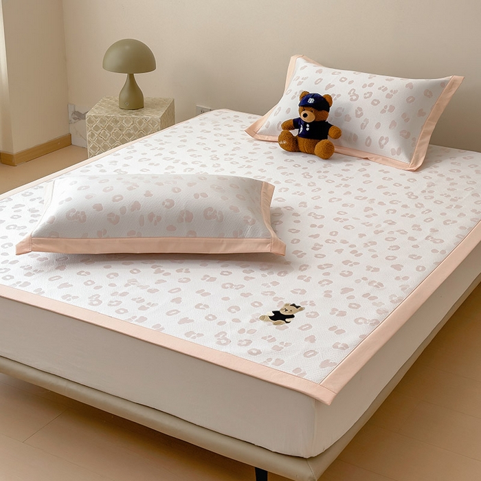 91家纺网 家纺一手货源 找家纺 莱家富 2026A类母婴级凉感冰豆豆小熊刺绣凉感值过0.21冰丝席凉席席子-床席款 小熊豹豹-玉色