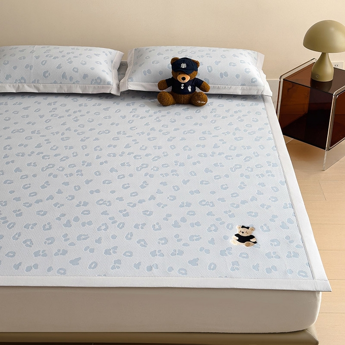 91家纺网 家纺一手货源 找家纺 （总）莱家富 2026A类母婴级凉感冰豆豆小熊刺绣凉感值过0.21冰丝席凉席（床笠款）