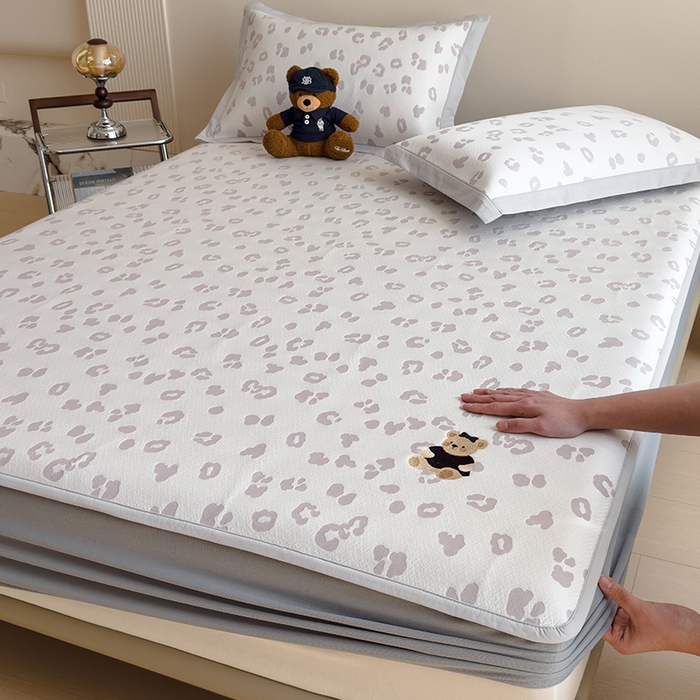 91家纺网 家纺一手货源 找家纺 （总）莱家富 2026A类母婴级凉感冰豆豆小熊刺绣凉感值过0.21冰丝席凉席（床笠款）