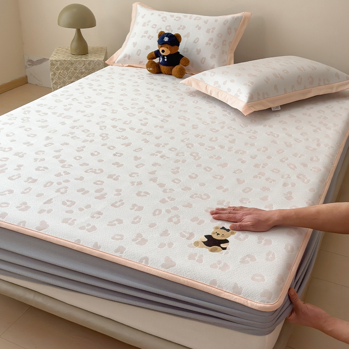 91家纺网 家纺一手货源 找家纺 （总）莱家富 2026A类母婴级凉感冰豆豆小熊刺绣凉感值过0.21冰丝席凉席（床笠款）