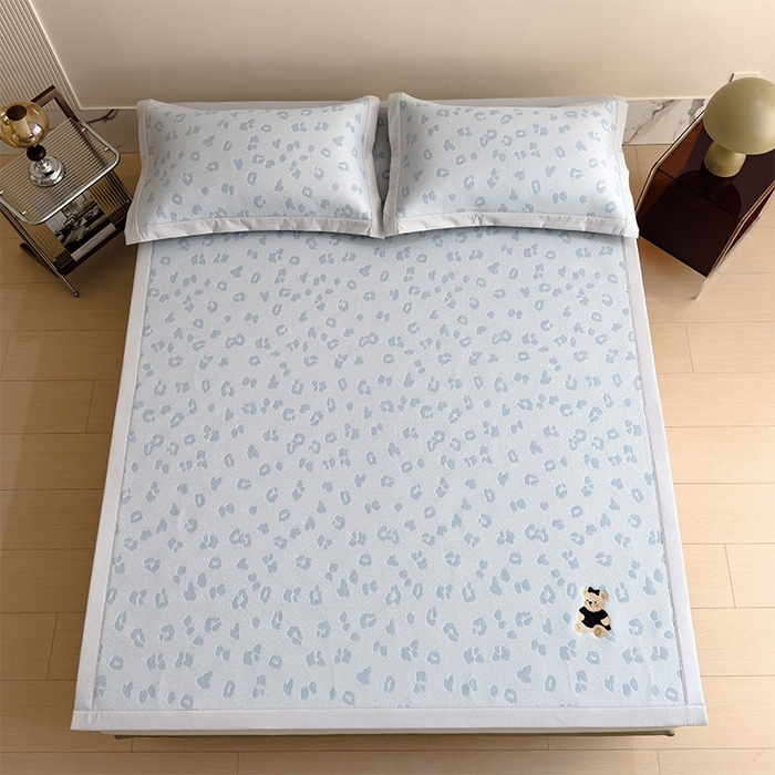 91家纺网 家纺一手货源 找家纺 莱家富 2026A类母婴级凉感冰豆豆小熊刺绣凉感值过0.21冰丝席凉席（床笠款） 小熊豹豹-蓝