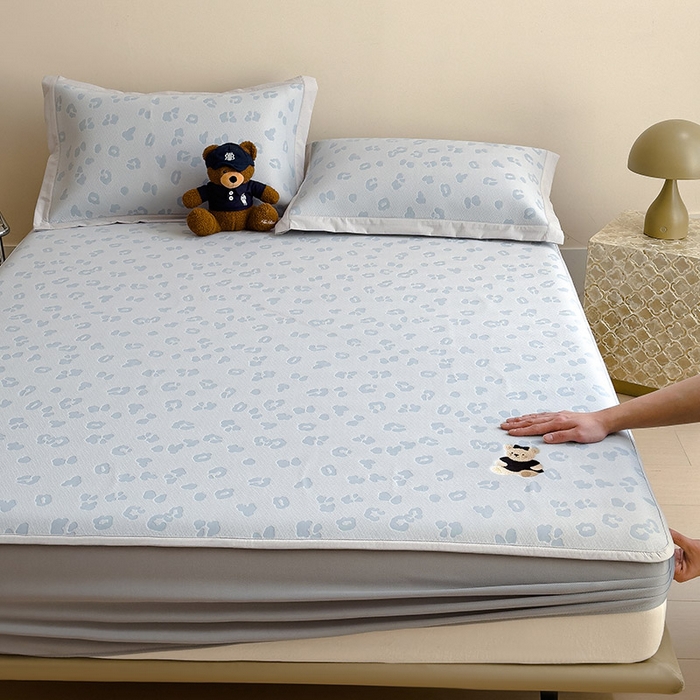 91家纺网 家纺一手货源 找家纺 莱家富 2026A类母婴级凉感冰豆豆小熊刺绣凉感值过0.21冰丝席凉席（床笠款） 小熊豹豹-蓝