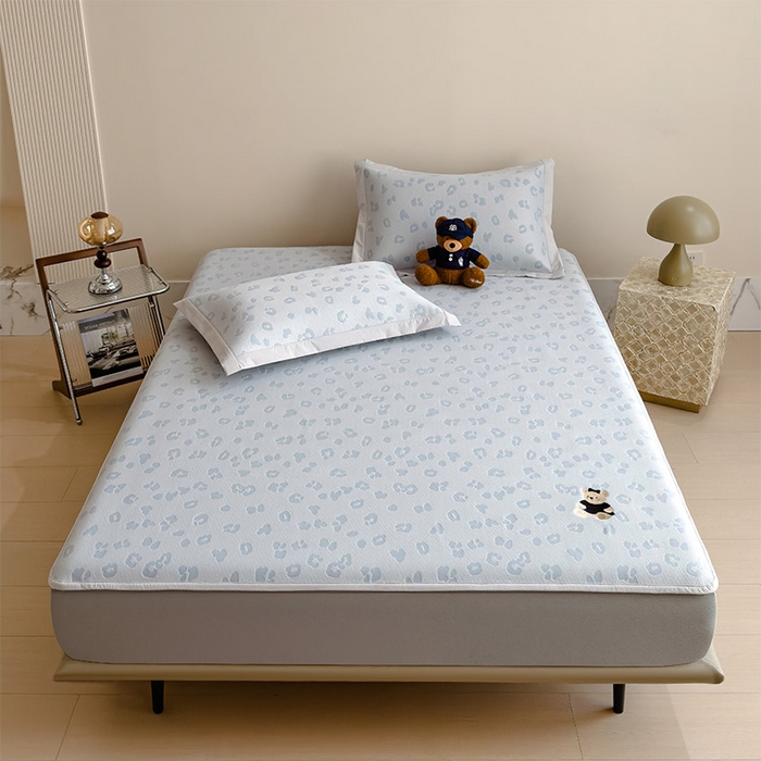 91家纺网 家纺一手货源 找家纺 莱家富 2026A类母婴级凉感冰豆豆小熊刺绣凉感值过0.21冰丝席凉席（床笠款） 小熊豹豹-蓝