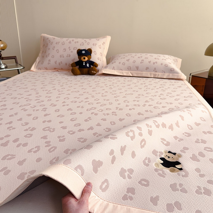 91家纺网 家纺一手货源 找家纺 莱家富 2026A类母婴级凉感冰豆豆小熊刺绣凉感值过0.21冰丝席凉席（床笠款） 小熊豹豹-粉