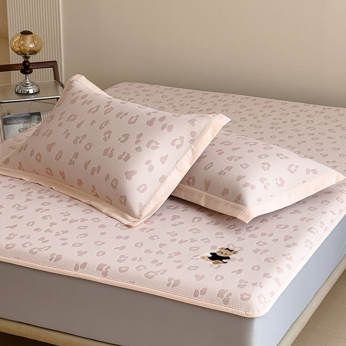 91家纺网 家纺一手货源 找家纺 莱家富 2026A类母婴级凉感冰豆豆小熊刺绣凉感值过0.21冰丝席凉席（床笠款） 小熊豹豹-粉