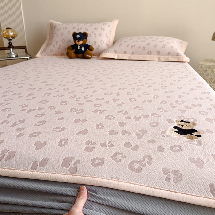91家纺网 家纺一手货源 找家纺 莱家富 2026A类母婴级凉感冰豆豆小熊刺绣凉感值过0.21冰丝席凉席（床笠款） 小熊豹豹-粉