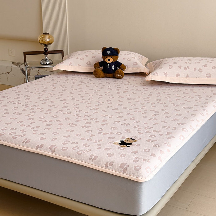 91家纺网 家纺一手货源 找家纺 莱家富 2026A类母婴级凉感冰豆豆小熊刺绣凉感值过0.21冰丝席凉席（床笠款） 小熊豹豹-粉