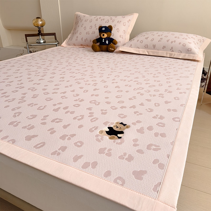 91家纺网 家纺一手货源 找家纺 莱家富 2026A类母婴级凉感冰豆豆小熊刺绣凉感值过0.21冰丝席凉席（床笠款） 小熊豹豹-粉