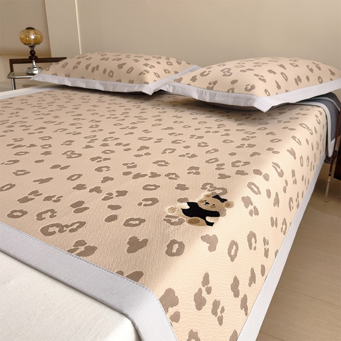 91家纺网 家纺一手货源 找家纺 莱家富 2026A类母婴级凉感冰豆豆小熊刺绣凉感值过0.21冰丝席凉席（床笠款） 小熊豹豹-咖