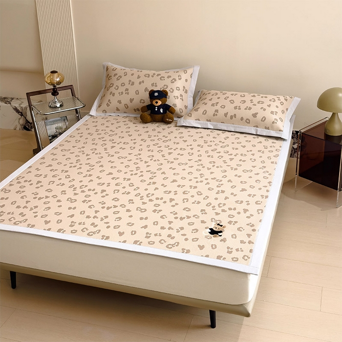 91家纺网 家纺一手货源 找家纺 莱家富 2026A类母婴级凉感冰豆豆小熊刺绣凉感值过0.21冰丝席凉席（床笠款） 小熊豹豹-咖