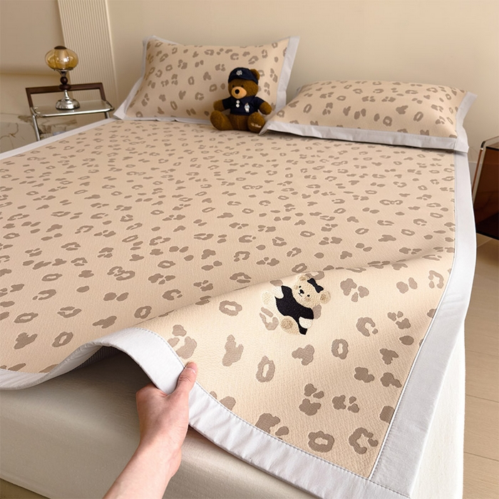 91家纺网 家纺一手货源 找家纺 莱家富 2026A类母婴级凉感冰豆豆小熊刺绣凉感值过0.21冰丝席凉席（床笠款） 小熊豹豹-咖