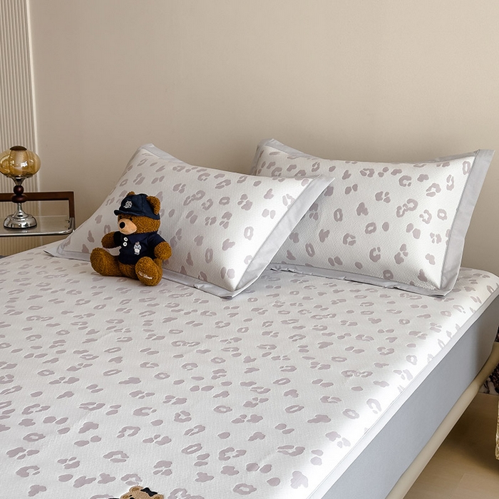 91家纺网 家纺一手货源 找家纺 莱家富 2026A类母婴级凉感冰豆豆小熊刺绣凉感值过0.21冰丝席凉席（床笠款） 小熊豹豹-浅粉