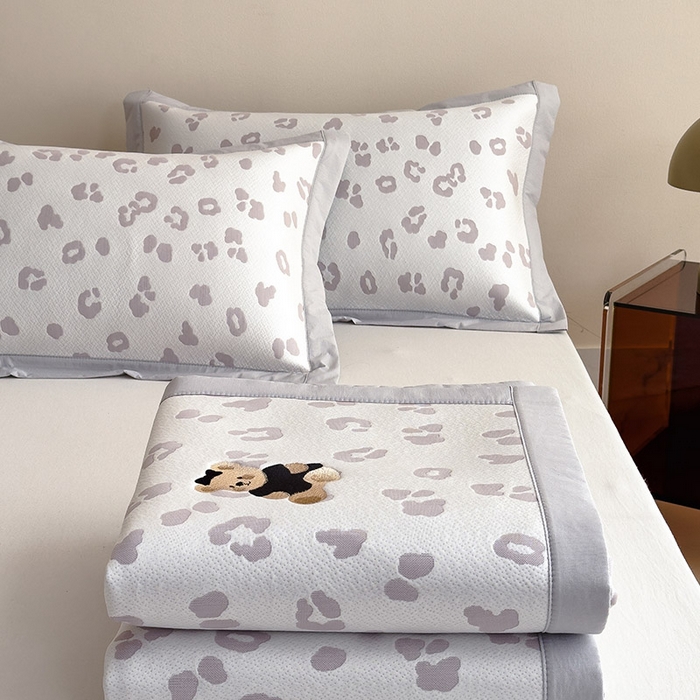 91家纺网 家纺一手货源 找家纺 莱家富 2026A类母婴级凉感冰豆豆小熊刺绣凉感值过0.21冰丝席凉席（床笠款） 小熊豹豹-浅粉