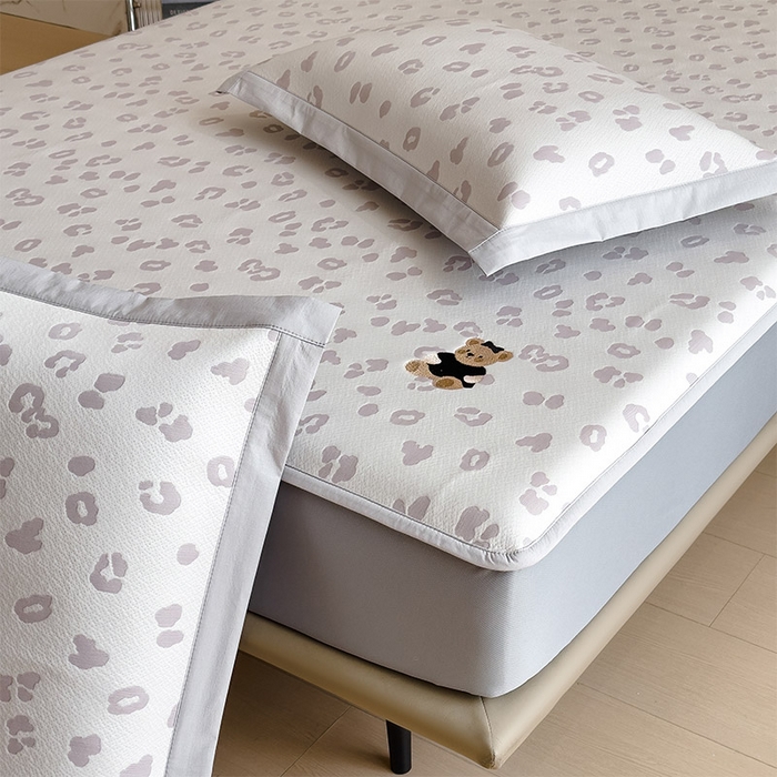 91家纺网 家纺一手货源 找家纺 莱家富 2026A类母婴级凉感冰豆豆小熊刺绣凉感值过0.21冰丝席凉席（床笠款） 小熊豹豹-浅粉