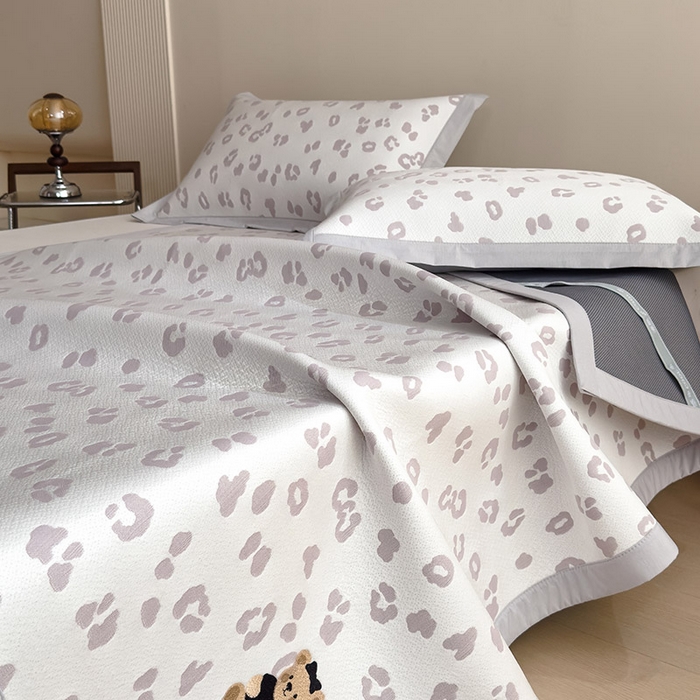 91家纺网 家纺一手货源 找家纺 莱家富 2026A类母婴级凉感冰豆豆小熊刺绣凉感值过0.21冰丝席凉席（床笠款） 小熊豹豹-浅粉