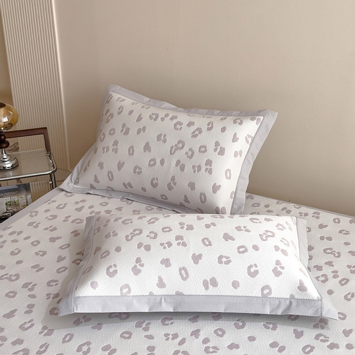 91家纺网 家纺一手货源 找家纺 莱家富 2026A类母婴级凉感冰豆豆小熊刺绣凉感值过0.21冰丝席凉席（床笠款） 小熊豹豹-浅粉