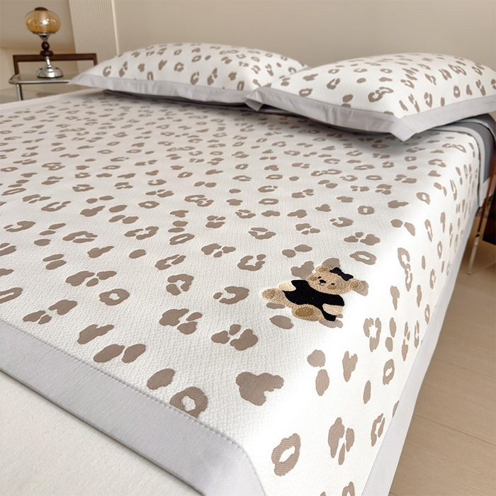 91家纺网 家纺一手货源 找家纺 莱家富 2026A类母婴级凉感冰豆豆小熊刺绣凉感值过0.21冰丝席凉席（床笠款） 小熊豹豹-浅咖