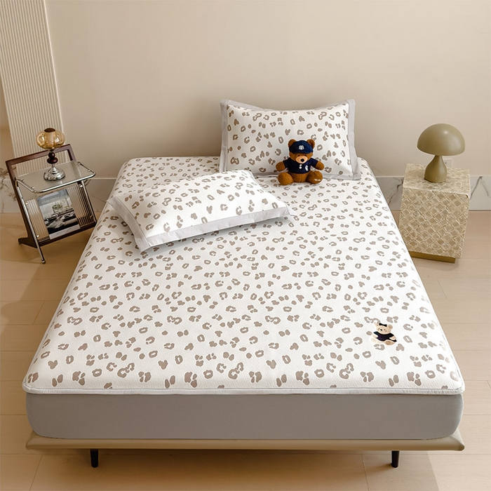 91家纺网 家纺一手货源 找家纺 莱家富 2026A类母婴级凉感冰豆豆小熊刺绣凉感值过0.21冰丝席凉席（床笠款） 小熊豹豹-浅咖