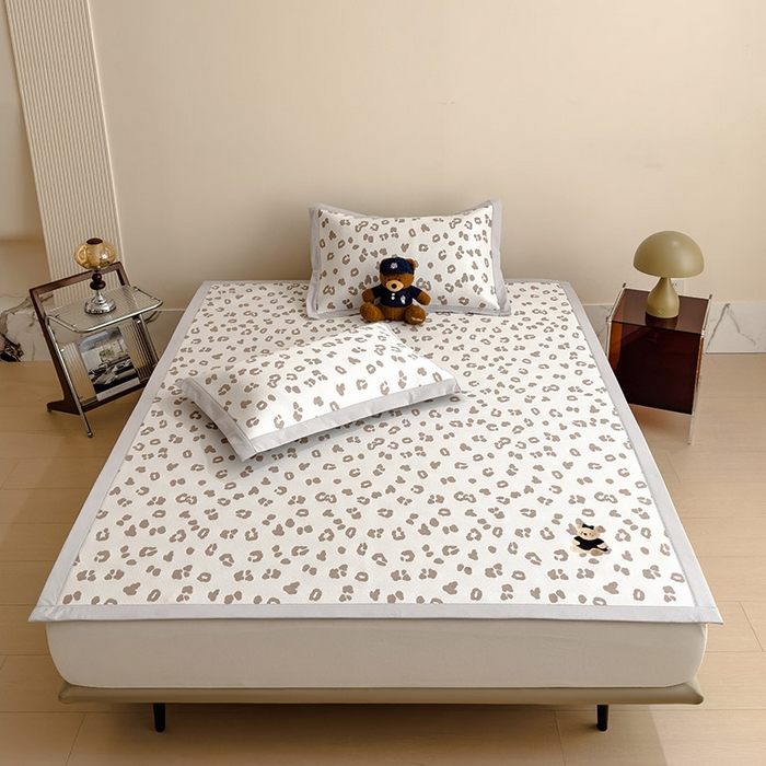 91家纺网 家纺一手货源 找家纺 莱家富 2026A类母婴级凉感冰豆豆小熊刺绣凉感值过0.21冰丝席凉席（床笠款） 小熊豹豹-浅咖