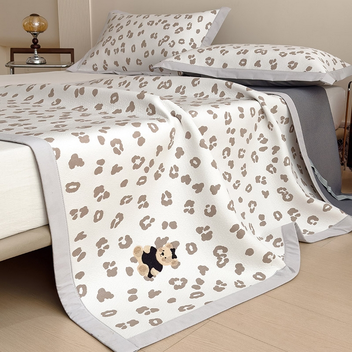 91家纺网 家纺一手货源 找家纺 莱家富 2026A类母婴级凉感冰豆豆小熊刺绣凉感值过0.21冰丝席凉席（床笠款） 小熊豹豹-浅咖