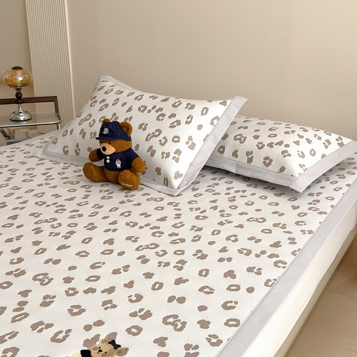 91家纺网 家纺一手货源 找家纺 莱家富 2026A类母婴级凉感冰豆豆小熊刺绣凉感值过0.21冰丝席凉席（床笠款） 小熊豹豹-浅咖