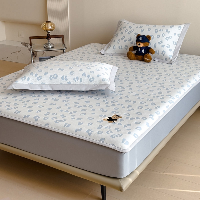 91家纺网 家纺一手货源 找家纺 莱家富 2026A类母婴级凉感冰豆豆小熊刺绣凉感值过0.21冰丝席凉席（床笠款） 小熊豹豹-浅蓝