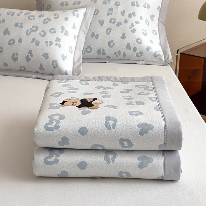 91家纺网 家纺一手货源 找家纺 莱家富 2026A类母婴级凉感冰豆豆小熊刺绣凉感值过0.21冰丝席凉席（床笠款） 小熊豹豹-浅蓝